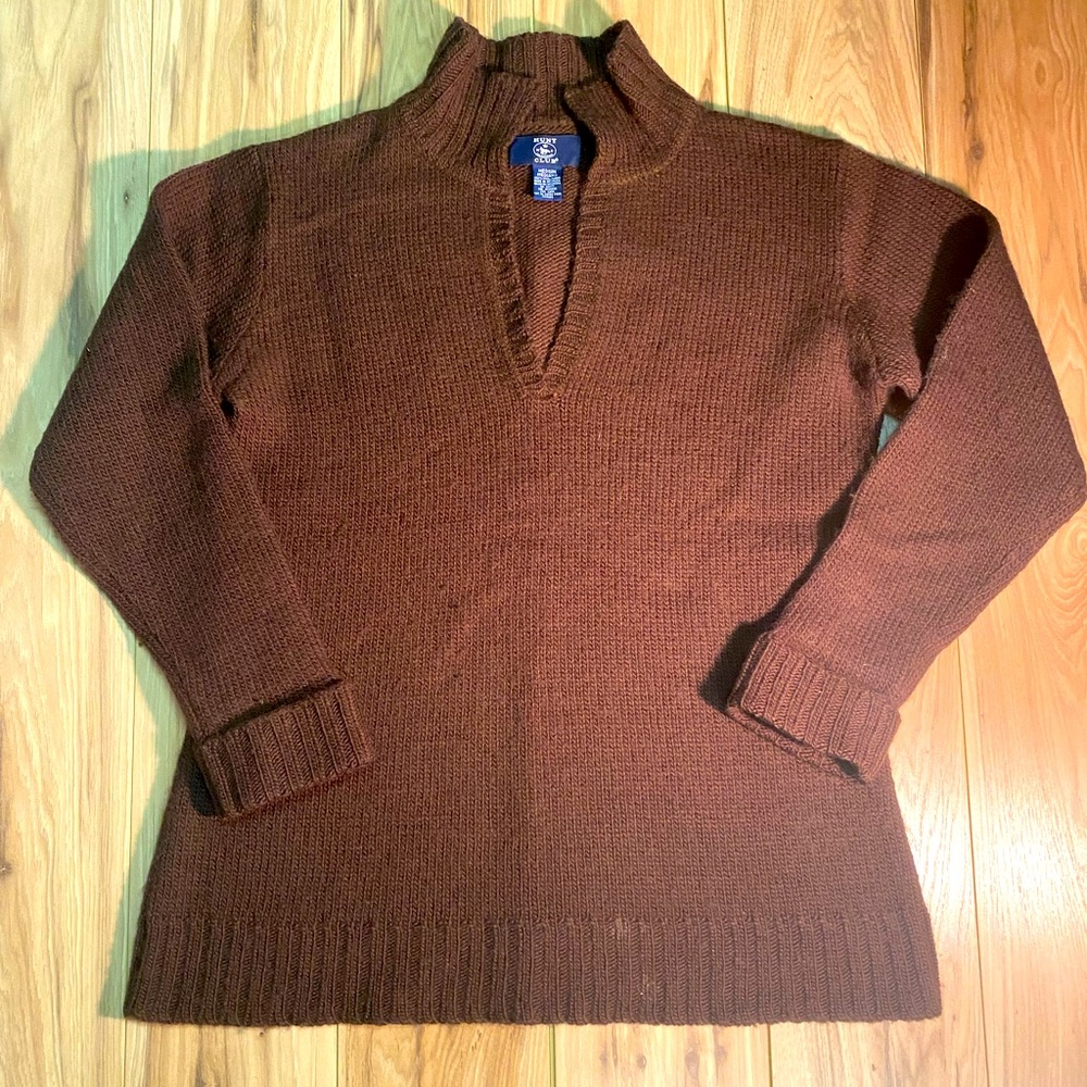 Hunt Club V neck sweater size Medium in Brown
